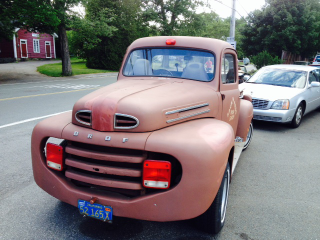 Illustration for article titled Truck Built 'Backwards' Still Works But Looks Really, Really Weird